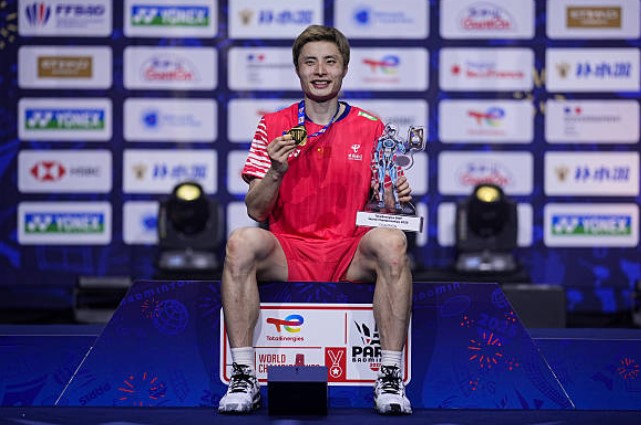 시 유키 (Shi Yu Qi)는 파리에서 열심히 싸운 결승 후 금메달을 과시하면서 자랑스럽게 웃었다. (사진 : AFP)