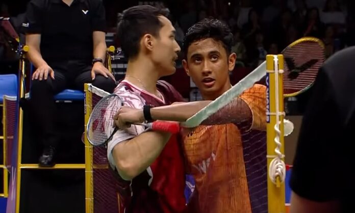 Jonatan Christie는 2025 년 한국 오픈 준결승전 후 Alwi Farhan을 맞이합니다. (사진 : BWF)