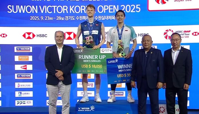 조나단 크리스티 (Jonatan Christie)는 2025 년 한국 오픈 남자 싱글 타이틀에서 우승 한 후 금메달로 포즈를 취합니다. (사진 : BWF)