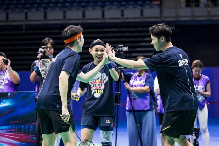 그녀의 Red Bull 3v3 Kaohsiung에서 코트에서 웃고있는 Tai Tzu Ying. (사진 : Tai Tzu Ying IG)