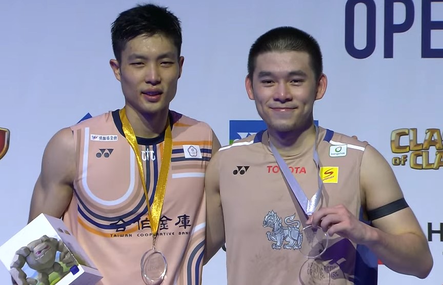 Chou Tien Chen(왼쪽)이 2025년 Arctic Open 시상식에서 준우승자 Kunlavut Vitidsarn과 함께 포즈를 취하고 있습니다. (사진설명: BWF)