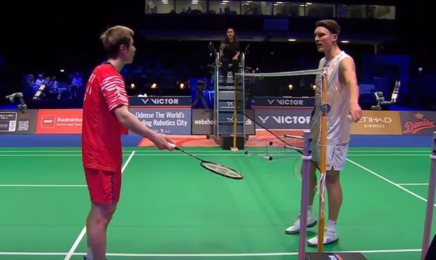 Shi Yuqi는 치열한 2025 덴마크 오픈 준결승전에서 Viktor Axelsen과 대화를 나눕니다. (사진설명: BWF)