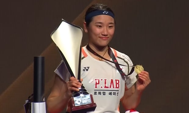 안세영이 2025 덴마크 오픈 여자 단식 우승 후 트로피를 들고 포즈를 취하고 있다. (사진=AFP)
