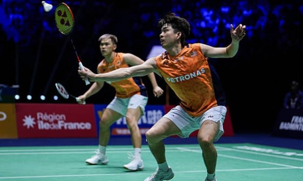 Man Wei Chong과 Tee Kai Wun이 강력한 연속 경기 승리를 거둔 후 2025 프랑스 오픈 2라운드에 진출합니다. (사진=AFP)