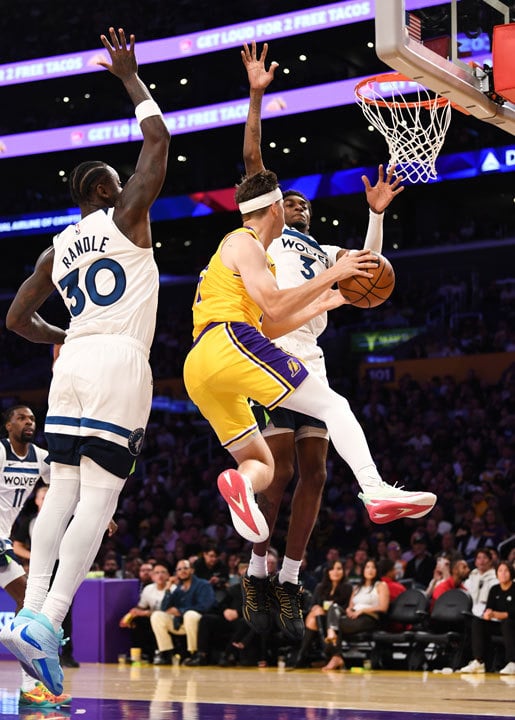 줄리어스 랜들, 오스틴 리브스