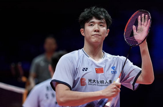 허지팅(He Jiting)은 전 여자친구가 개인 채팅 메시지를 폭로해 부정행위, 도박, 대표팀 코치와 팀원을 모욕한 혐의를 폭로해 비난을 받았다. 전 여자친구의 말에 따르면 그녀의 결정은 다음과 같다. "폭로하다" 그는 여성 팬으로부터 롤렉스 시계를 받고 자신이 좀 더 