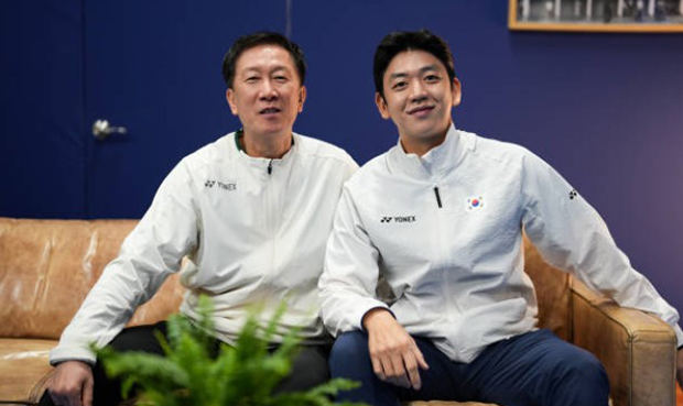 한국 배드민턴의 두 전설인 박주봉(왼쪽)과 이용대 선수가 2025 올잉글랜드 대회에서 함께한 순간을 공유하고 있습니다. 한국 대표팀을 이끄는 새로운 여정을 시작하는 박 감독의 행운을 기원합니다. (사진=AFP)