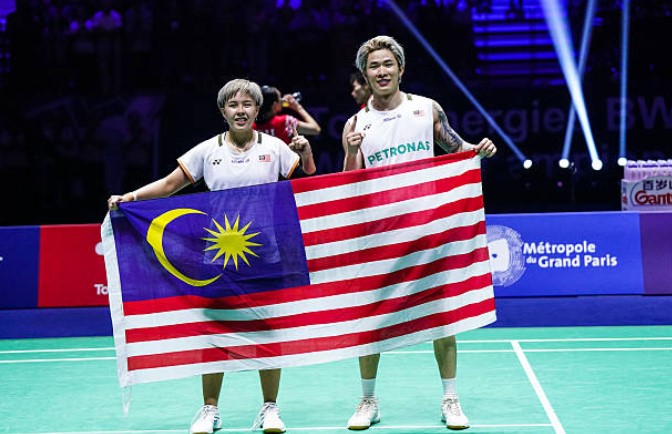 Chen Tang Jie와 Toh Ee Wei는 2025년 배드민턴 세계 선수권 대회에서 금메달을 획득한 후 말레이시아 국기를 자랑스럽게 들고 있습니다. (사진=AFP)