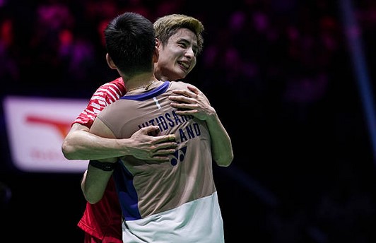 Shi Yu Qi는 파리에서 열린 2025년 세계 배드민턴 선수권 대회 남자 단식 결승전에서 Kunlavut Vitidsarn의 축하를 받았습니다. (사진=AFP)