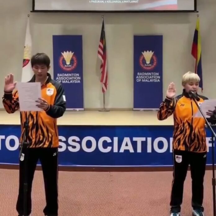 선서식에서 Chen Tang Jie와 Toh Ee Wei가 주장으로 말레이시아 SEA 게임 배드민턴 팀을 이끌고 있습니다. (밤)