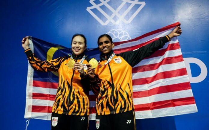 Pearly Tan–Thinaah Muralitharan이 2025 태국 SEA 게임에서 여자 복식 금메달을 획득한 후 축하합니다. (사진: 베르나마)