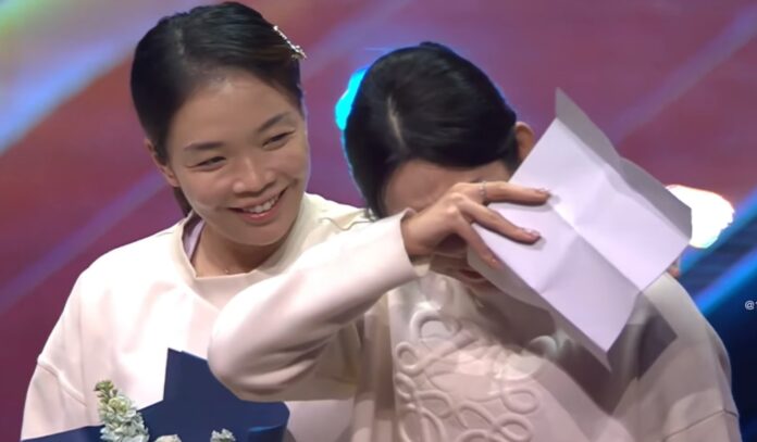 Jia Yifan은 은퇴식에서 Chen Qingchen에게 연설을 하던 중 눈물을 흘립니다. (사진설명: BWF)