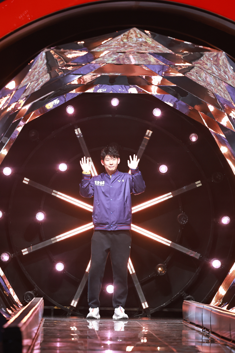 Liu Yuchen은 항저우에서 열린 은퇴식에서 자신의 경력을 되돌아봅니다. (사진 : 신화)