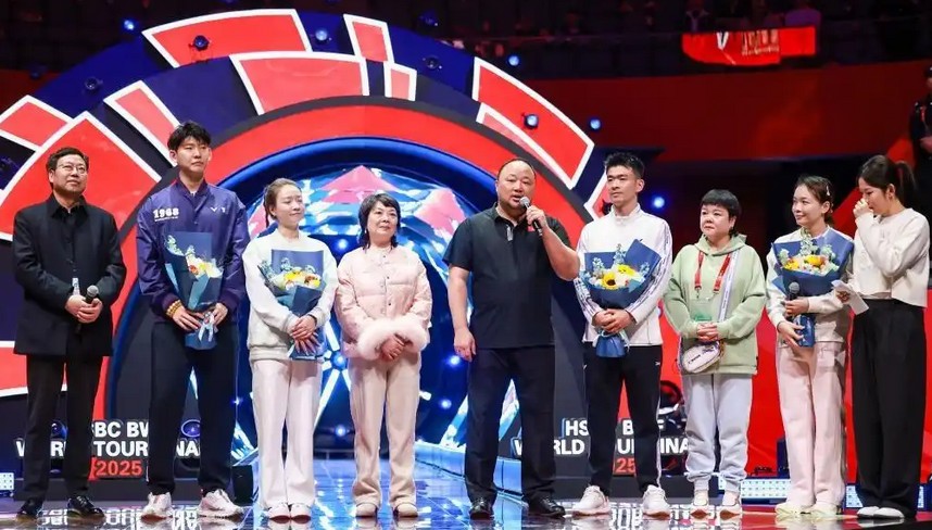 Zhang Jun이 Chen Qingchen, Zheng Siwei, Huang Yaqiong 및 Liu Yuchen의 은퇴식에서 추모 연설을 하고 있습니다. (사진설명: BWF)