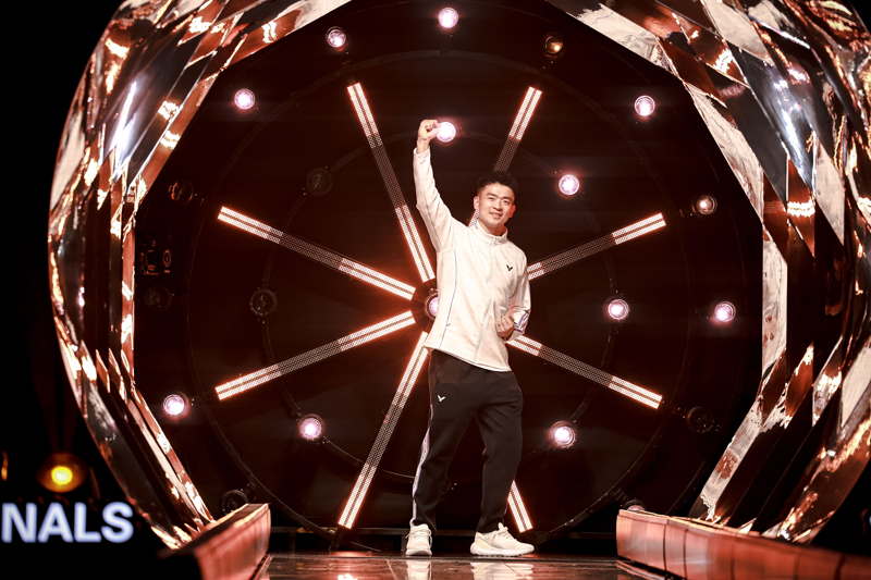 Zheng Siwei가 항저우에서 열린 은퇴식에서 배드민턴 팬들에게 작별 인사를 하고 있습니다. (사진설명: BWF)