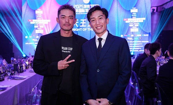 2025 킹컵 개막식에서 린 단(Lin Dan)이 모모타 켄토(Kento Momota)와 함께 포즈를 취하고 있다. (사진: Shi Tang/Getty Images)