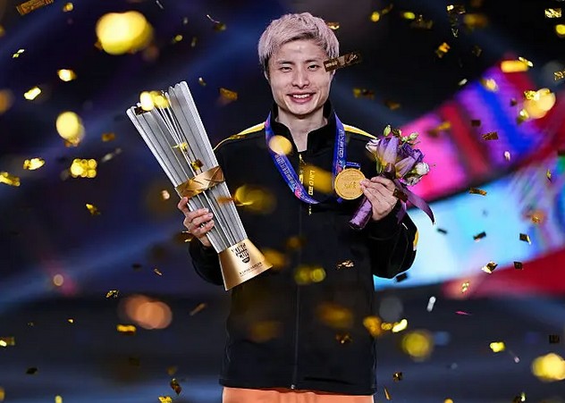 Shi Yuqi가 2025년 킹컵 우승을 차지한 후 축하하고 있습니다. (사진: Shi Tang/Getty Images)