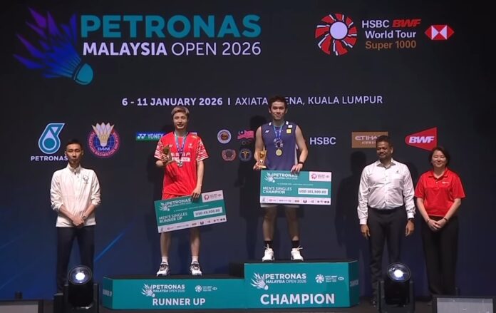 배드민턴의 전설 Lee Chong Wei가 Kunlavut Vitidsarn에게 2026년 말레이시아 오픈 트로피를 건네줍니다. (사진: Shi Tang/Getty Images)