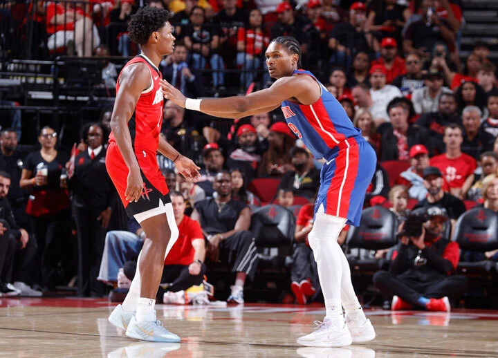 아멘 톰슨, 아우사르 톰슨