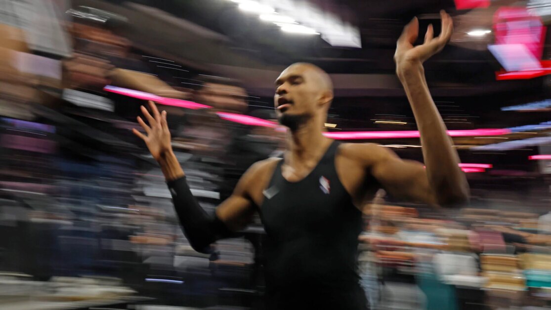 The Athletic: 스퍼스는 빅터 웸바야마(Victor Wembanyama)와 켈던 존슨(Keldon Johnson)이 서로 머리를 깎으면서 클리퍼로 변했습니다.