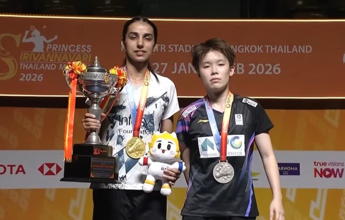 태국 마스터즈 결승전에서 은퇴하게 된 고진웨이가 시상식에서 데비카 시하그와 함께 사진을 찍고 있다. (사진설명: BWF)