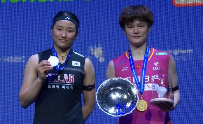 안세영(왼쪽)과 왕즈이가 버밍엄에서 열린 2026 올잉글랜드 시상식에서 함께 포즈를 취하고 있다. (사진설명: BWF)