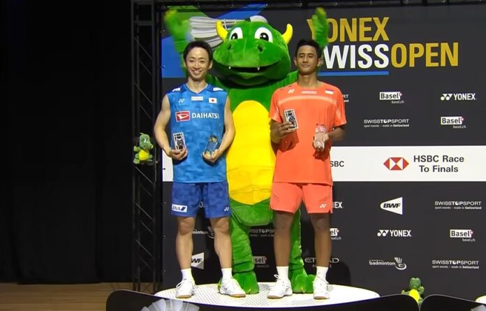 다나카 유시(왼쪽)와 알위 파르한이 바젤에서 열린 2026 스위스 오픈 배드민턴 시상식에서 사진을 찍고 있다. (사진설명: BWF)