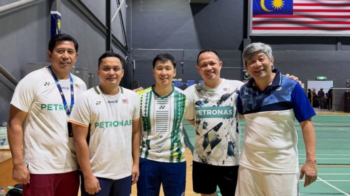 Marcus Fernaldi Gideon이 쿠알라룸푸르에 있는 말레이시아 배드민턴 아카데미(ABM) 세션에서 말레이시아 국가대표 배드민턴 선수들과 함께 훈련하고 있습니다. (사진: Marcus Fernaldi Gideon의 페이스북)