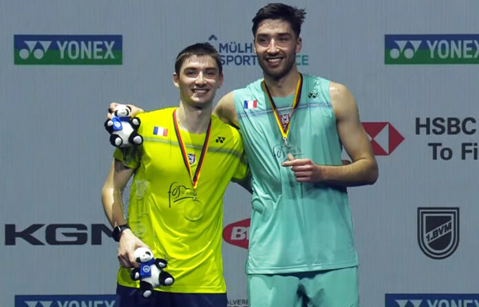 크리스토 포포프(왼쪽)가 2026년 독일 오픈 시상식에서 토마 주니어 포포프와 함께 사진을 찍고 있다. (사진설명: BWF)