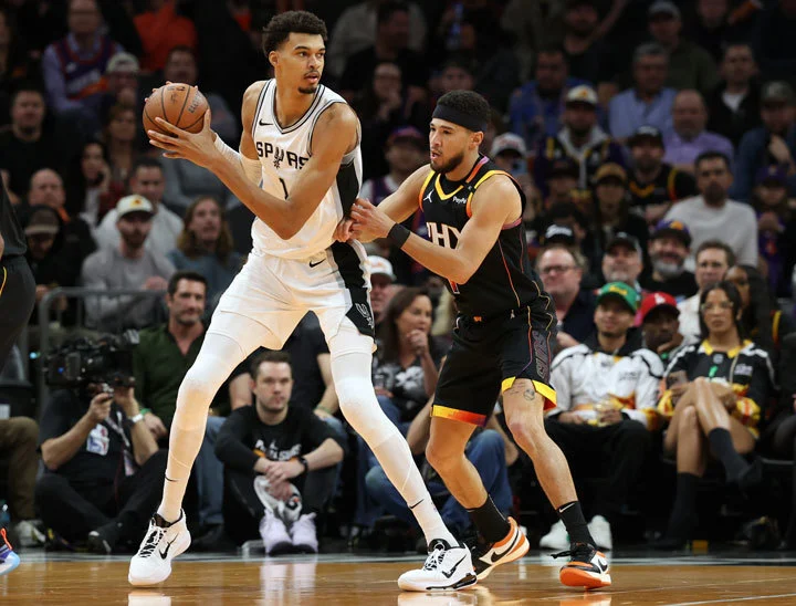 빅터 웸바야마, 데빈 부커