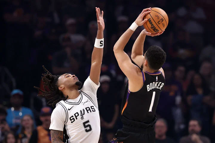 스테판 캐슬, 데빈 부커