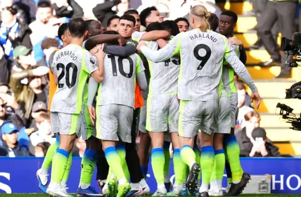 프리미어 리그 요약: 맨체스터 시티가 타이틀 경쟁을 재개하고 스퍼스는 18위 이상을 유지합니다.