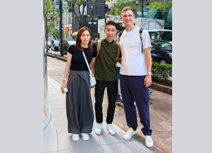 이종웨이(Lee Chong Wei)와 그의 아내 웡뮤추(Wong Mew Choo)는 일본 도쿄 거리에서 빅토르 악셀센(Viktor Axelsen)을 우연히 만난다. (사진=이총웨이 페이스북)